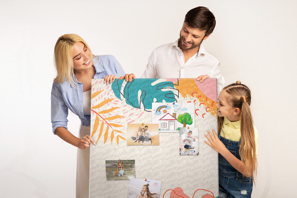 Kurken memobord met een print van tropische bladeren en bloemen in pasteltinten