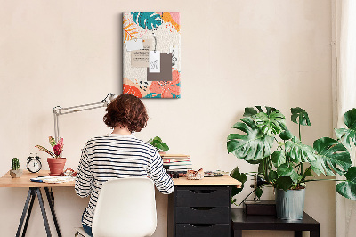 Kurken memobord met een print van tropische bladeren en bloemen in pasteltinten