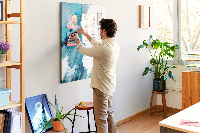 Prikbord van kurk met een abstract ontwerp in blauwtinten met gouden accenten