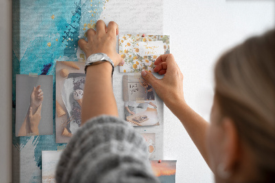 Prikbord van kurk met een abstract ontwerp in blauwtinten met gouden accenten