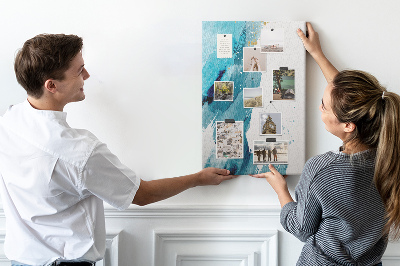Prikbord van kurk met een abstract ontwerp in blauwtinten met gouden accenten