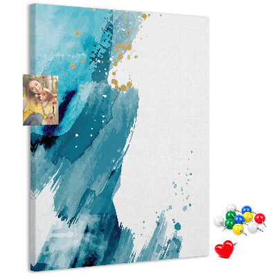 Prikbord van kurk met een abstract ontwerp in blauwtinten met gouden accenten