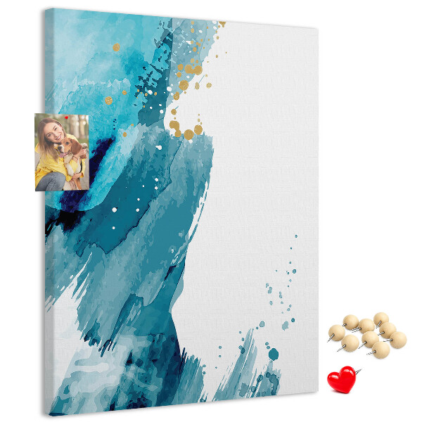 Prikbord van kurk met een abstract ontwerp in blauwtinten met gouden accenten