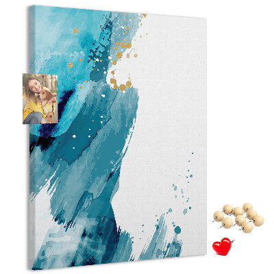 Prikbord van kurk met een abstract ontwerp in blauwtinten met gouden accenten