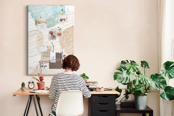 Memobord van kurk met abstracte vormen in delicate kleuren