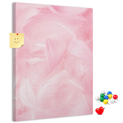 Prikbord van kurk met een achtergrond van fijne roze veren