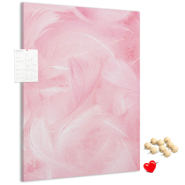 Prikbord van kurk met een achtergrond van fijne roze veren