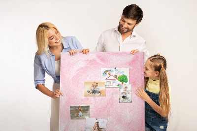 Prikbord van kurk met een achtergrond van fijne roze veren