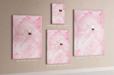 Prikbord van kurk met een achtergrond van fijne roze veren