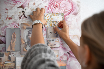 Memobord van kurk met een motief van roze bloemen in een delicate kleurencombinatie