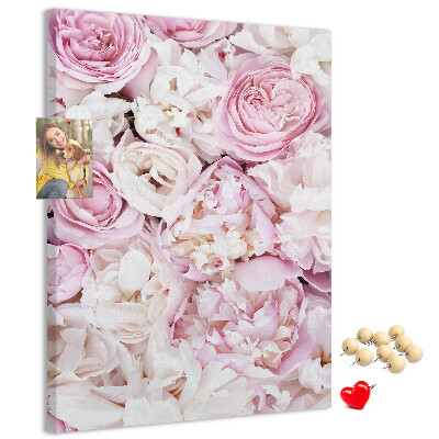 Memobord van kurk met een motief van roze bloemen in een delicate kleurencombinatie