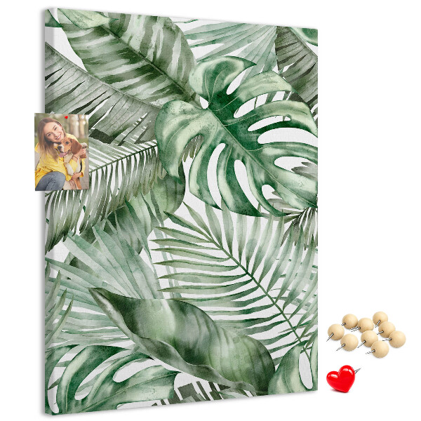 Kurken memobord met tropische bladeren in verschillende tinten groen