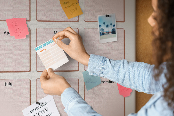 Prikbord van kurk verjaardagskalender met ruimte voor notities