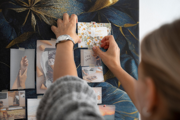 Prikbord van kurk met print van gouden bladeren op een donkere achtergrond