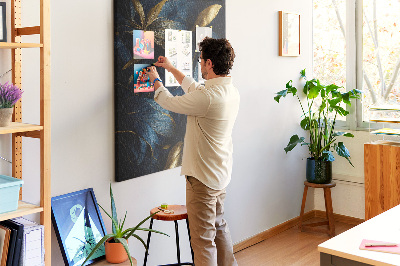 Prikbord van kurk met print van gouden bladeren op een donkere achtergrond