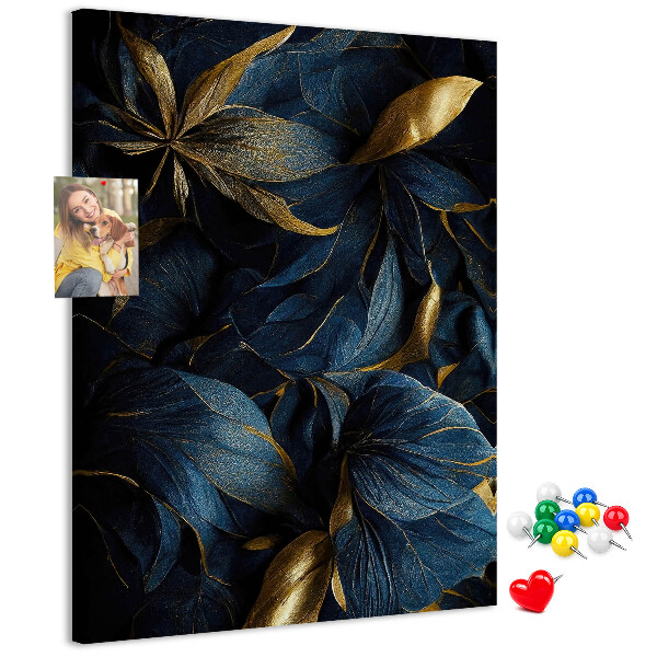 Prikbord van kurk met print van gouden bladeren op een donkere achtergrond