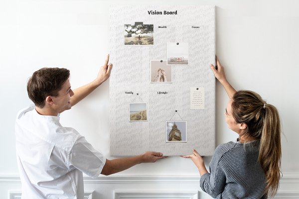 Kurken prikbord met lege gedeeltes voor een visionboard