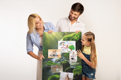 Prikbord van kurk met afbeelding van een groene vallei met waterval en beekje