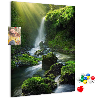 Prikbord van kurk met afbeelding van een groene vallei met waterval en beekje