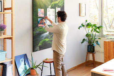 Prikbord van kurk met afbeelding van een groene vallei met waterval en beekje