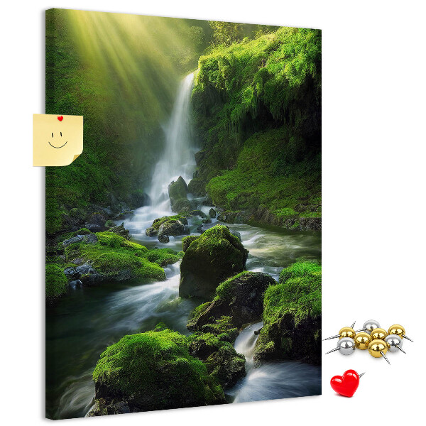 Prikbord van kurk met afbeelding van een groene vallei met waterval en beekje