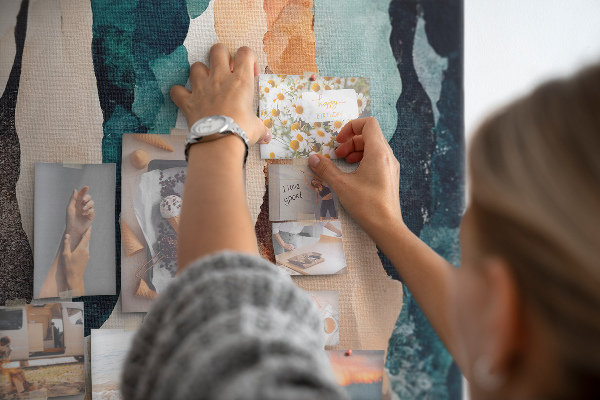 Kurken memobord met abstracte kleurgolven in zachte tinten