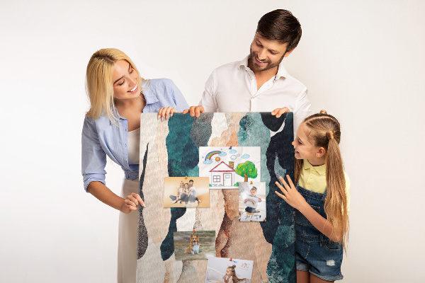 Kurken memobord met abstracte kleurgolven in zachte tinten