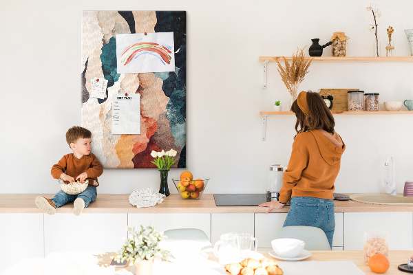 Kurk prikbord met abstracte vlekken in ingetogen kleuren