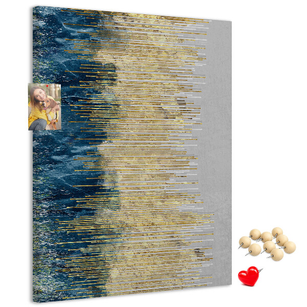 Kurken memobord met afbeelding van gouden lijnen tegen de blauwe zee