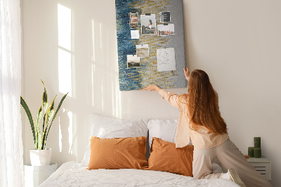 Kurken memobord met afbeelding van gouden lijnen tegen de blauwe zee