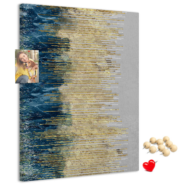Kurken memobord met afbeelding van gouden lijnen tegen de blauwe zee