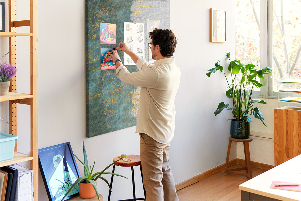 Kurken prikbord met abstract landschap in groentinten