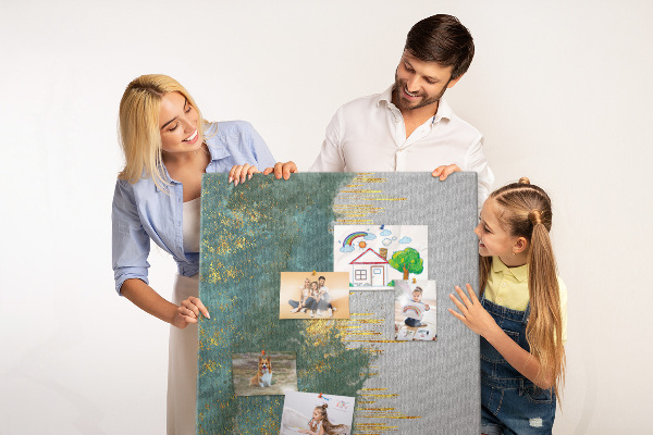 Kurken prikbord met abstract landschap in groentinten
