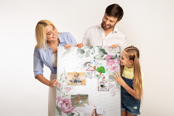 Kurken prikbord met bloemenpatroon in delicate roze tinten