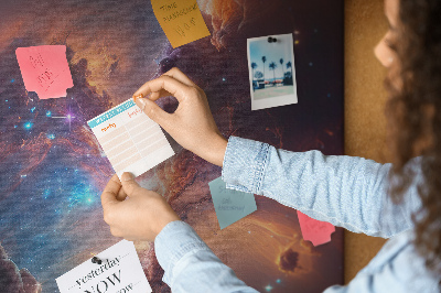 Memobord van kurk met motief van een kleurrijk sterrenstelsel