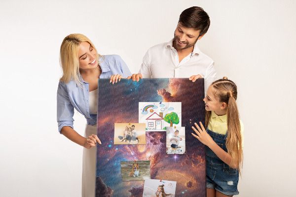 Memobord van kurk met motief van een kleurrijk sterrenstelsel