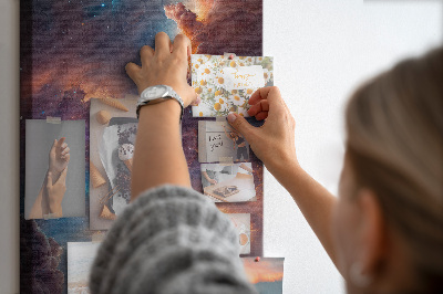 Memobord van kurk met motief van een kleurrijk sterrenstelsel