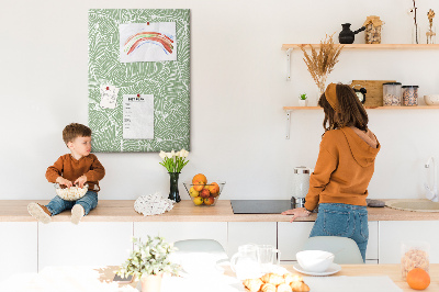 Memobord van kurk met fijne blaadjes op een groene achtergrond