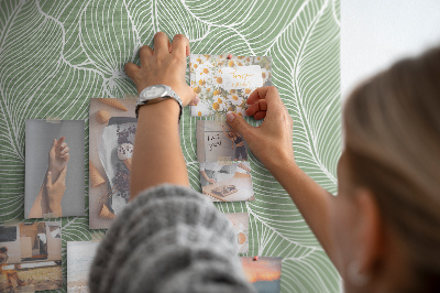Memobord van kurk met fijne blaadjes op een groene achtergrond