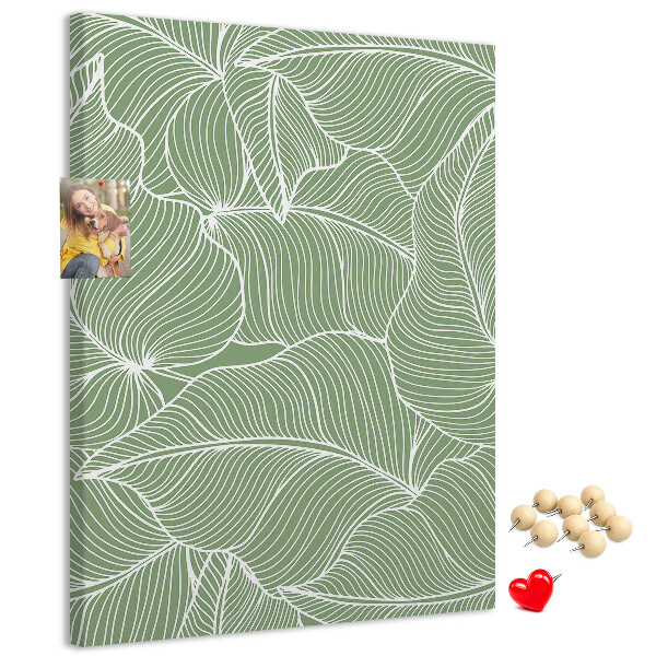 Memobord van kurk met fijne blaadjes op een groene achtergrond