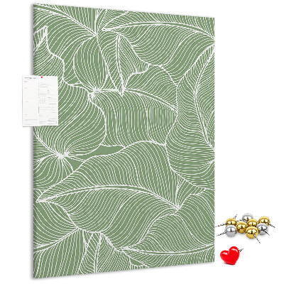Memobord van kurk met fijne blaadjes op een groene achtergrond