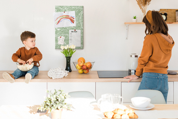 Memobord van kurk met fijne blaadjes op een groene achtergrond