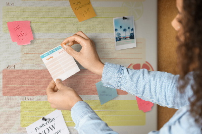Kurken memobord met een kleurrijk weekmenu voor het gezin