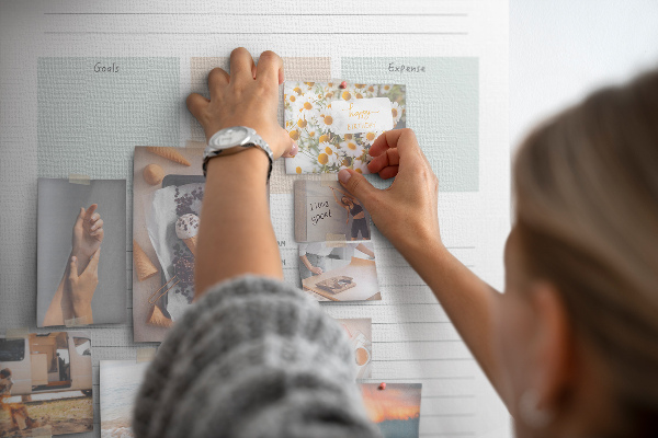 Prikbord van kurk dagplanner met kleurrijke secties