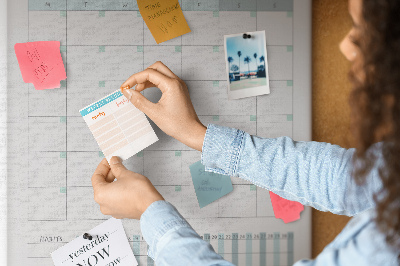 Kurken memobord met maandelijkse planning en bloemenprint