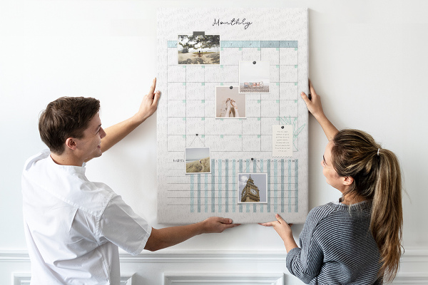 Kurken memobord met maandelijkse planning en bloemenprint