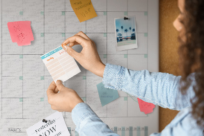 Kurken memobord met maandelijkse planning en bloemenprint