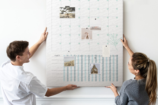 Kurken memobord met maandelijkse planning en bloemenprint