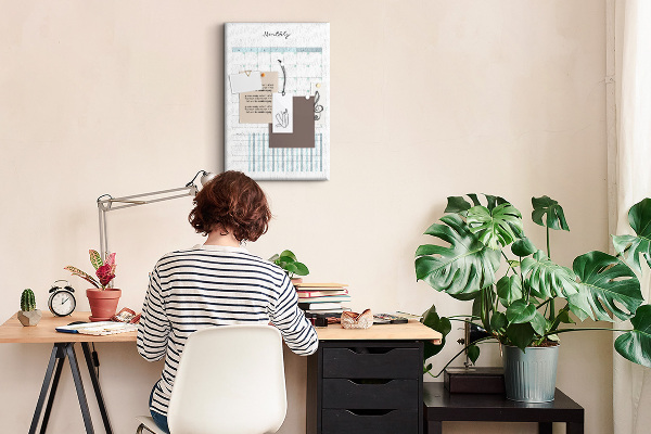 Kurken memobord met maandelijkse planning en bloemenprint