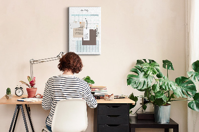 Kurken memobord met maandelijkse planning en bloemenprint